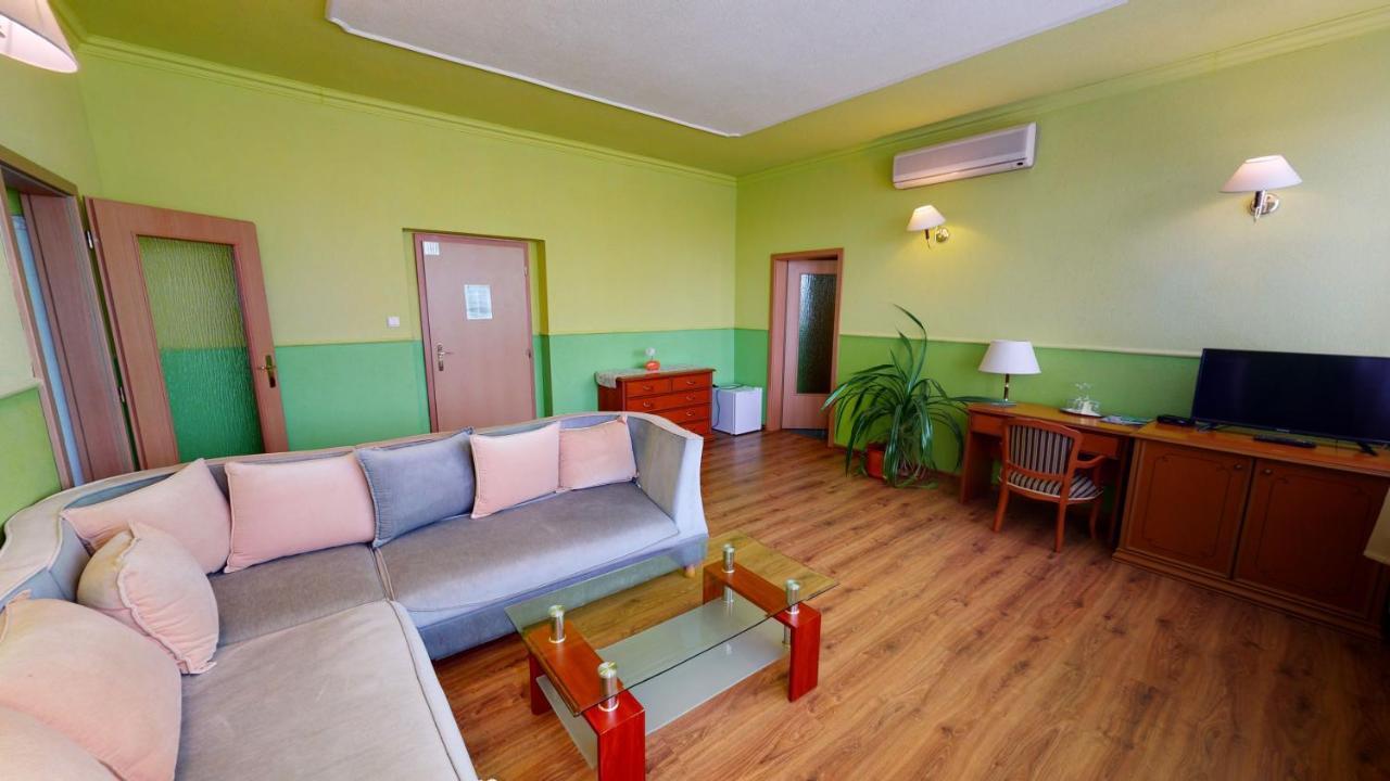 Hubert Hotel 3*
